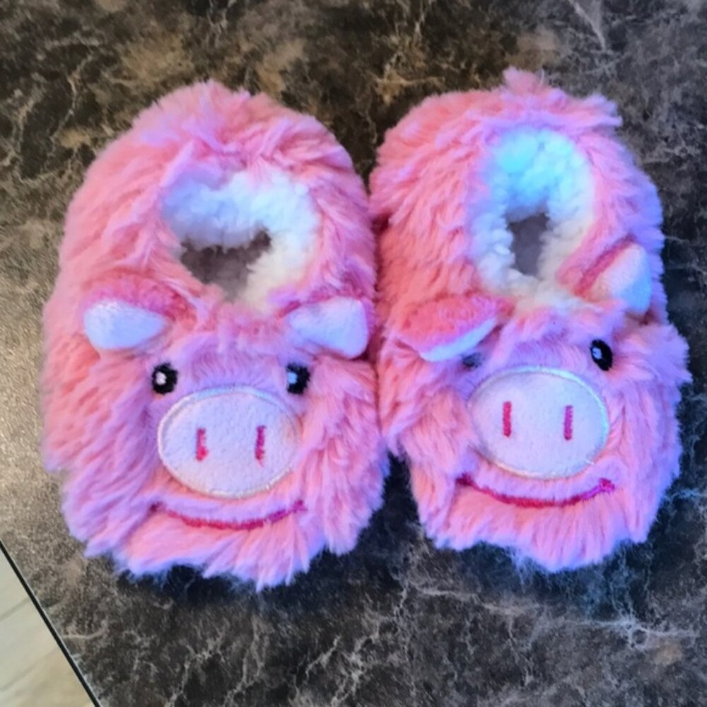 Snoozies baby slippers. Size 0-3 months.